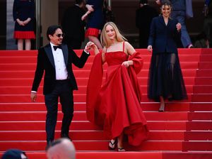 Jennifer Lawrence Kenakan Gaun Dior dan Sandal Jepit di Cannes Film Festival