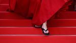 Jennifer Lawrence Kenakan Gaun Dior dan Sandal Jepit di Cannes Film Festival