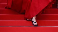 Sepertinya Jennifer Lawrence memilih sandal yang lebih nyaman untuknya. Corbis via Getty Images/Stephane Cardinale - Corbis