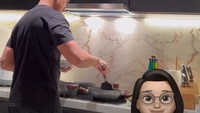 Hal ini dibuktikan oleh Kaesang yang masak di rumah setelah menikah. Erina mengungkapkan kalau Kaesang sering memasak untuknya. Foto: Instagram @kaesangp @erinagudono