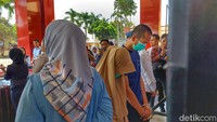 Sepasang pasutri tersebut saat ini harus meangenakan baju tahanan Polresta Bandung berwarna biru. Kemudian terlihat wanita pemeran video tersebut mengenakan kerudung berwarna coklat.