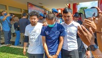 Kedua tersangka datang dengan mengenakan masker di wajahnya. Terlihat kedua tersangka tangannya rapat dengan borgol.