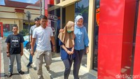 Keduanya adalah sepasang suami istri, dengan inisial suaminya adalah RM (42) dan istrinya DM (27). Kemudian polisi juga mengamankan seorang penyebar video dengan inisial UD (17). Ketiganya saat ini langsung ditetapkan sebagai tersangka oleh polisi.