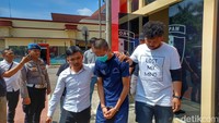 Kusworo menjelaskan wanita tersebut diminta suaminya untuk melakukan perbuatan tersebut. Kemudian wanita tersebut diminta untuk area intimnya divideo oleh suaminya.