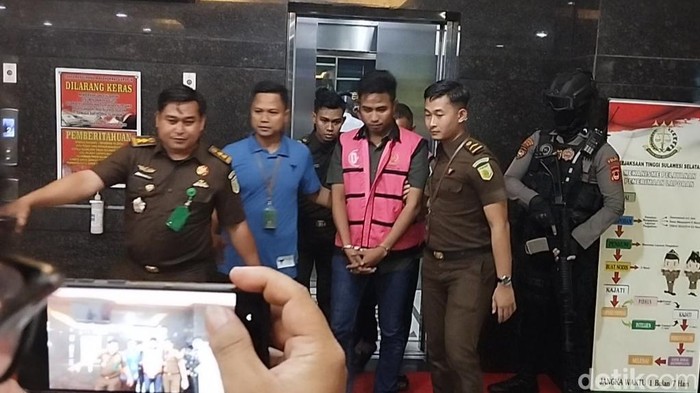 Kejati Sulsel menetapkan 5 tersangka tindak pidana korupsi dana kredit usaha rakyat (KUR) BRI Unit Mappasaile Kabupaten Pangkep, Sulsel.