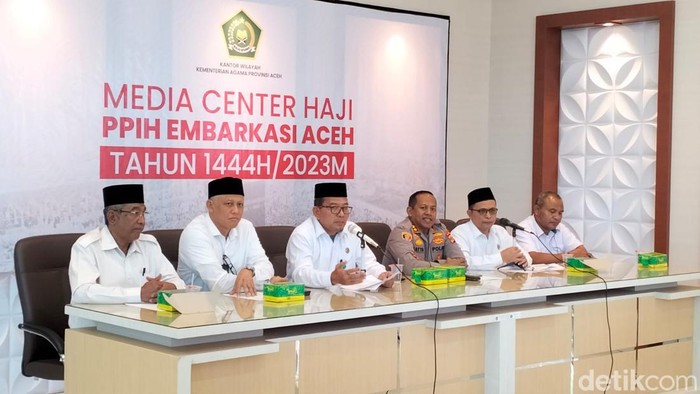 Kemenag Aceh saat memberikan keterangan kepada wartawan. (Agus Setyadi/detikSumut)