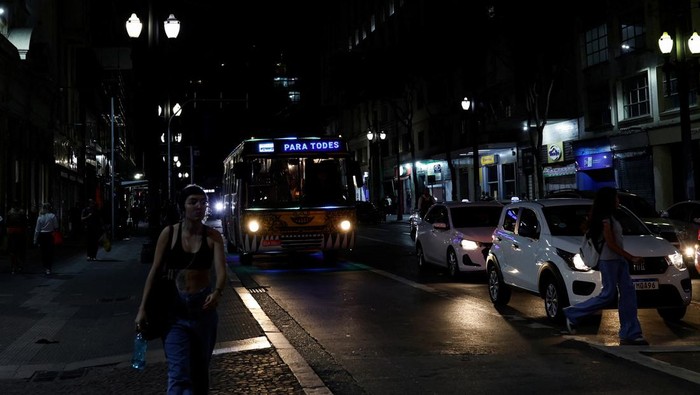 Keren! Bus di Sao Paulo Brasil Disulap Jadi Panggung Konser Berjalan Kaca Novais, 36, sings and plays inside the cultural bus from the Every Tuesday Festival in Sao Paulo, Brazil May 9, 2023. REUTERS/Amanda Perobelli