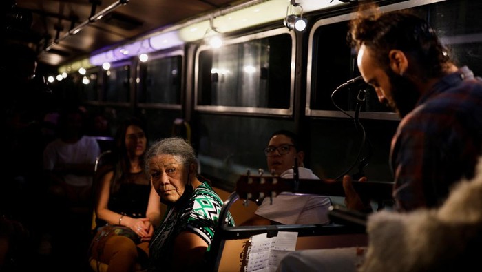 Keren! Bus di Sao Paulo Brasil Disulap Jadi Panggung Konser Berjalan Kaca Novais, 36, sings and plays inside the cultural bus from the Every Tuesday Festival in Sao Paulo, Brazil May 9, 2023. REUTERS/Amanda Perobelli
