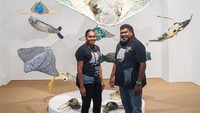 Para seniman asal penduduk Selat Torres merajut dan merangkainya menjadi simbol binatang laut. Dua seniman di atas adalah Lavinia Ketchell dan Jimmy John Thaiday. Foto: Courtesy of Museum MACAN