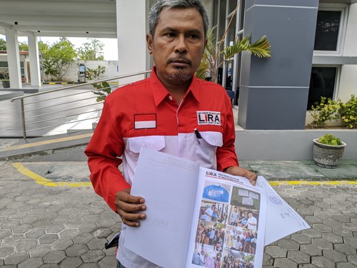 Ketua Dewan Pimpinan Wilayah Lumbung Informasi Rakyat (LIRA) NTB Zainuddin laporkan Dirut PDAM Giri Menang, Senin (22/5/2023). Foto: Ahmad Viqi/detikBali.