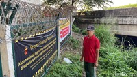 Polisi sudah memasang spanduk agar masyarakat tidak beraktivitas disekitar rel kereta cepat. (Foto: Wisma Putra/detikJabar) 