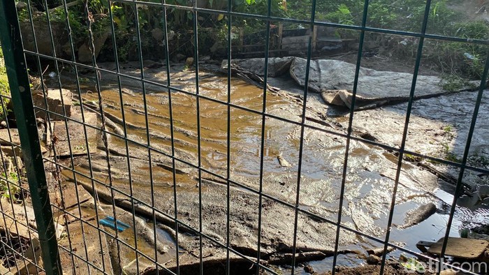 Kolam lele di kolong rel Kereta Cepat Jakarta Bandung