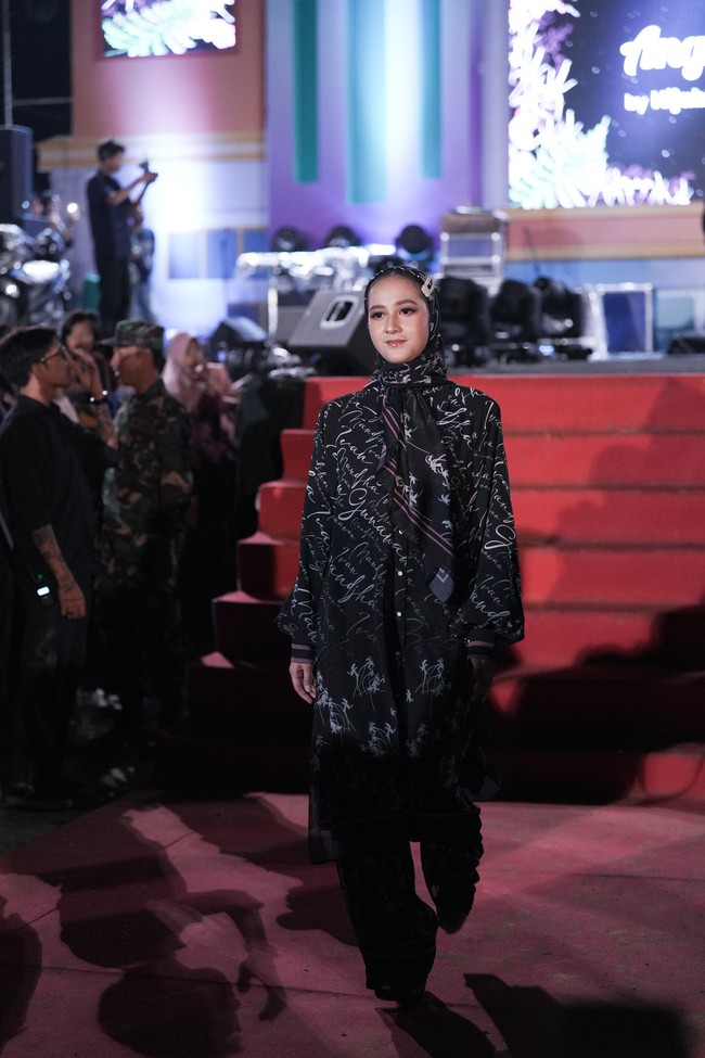 Inilah koleksi busana terbaru Ivan Gunawan yang berkolaborasi dengan salah satu daerah di Sulawesi Tenggara yaitu Kolaka Timur. Ivan menghadirkan busana berhiaskan bunga Anggrek Sorume khas Kolaka. Sorume merupakan satu- satunya anggrek serat yang ada di daratan Sulawesi bahkan indonesia. Foto: Tim Ivan Gunawan.  