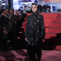 Inilah koleksi busana terbaru Ivan Gunawan yang berkolaborasi dengan salah satu daerah di Sulawesi Tenggara yaitu Kolaka Timur. Ivan menghadirkan busana berhiaskan bunga Anggrek Sorume khas Kolaka. Sorume merupakan satu- satunya anggrek serat yang ada di daratan Sulawesi bahkan indonesia. Foto: Tim Ivan Gunawan.  