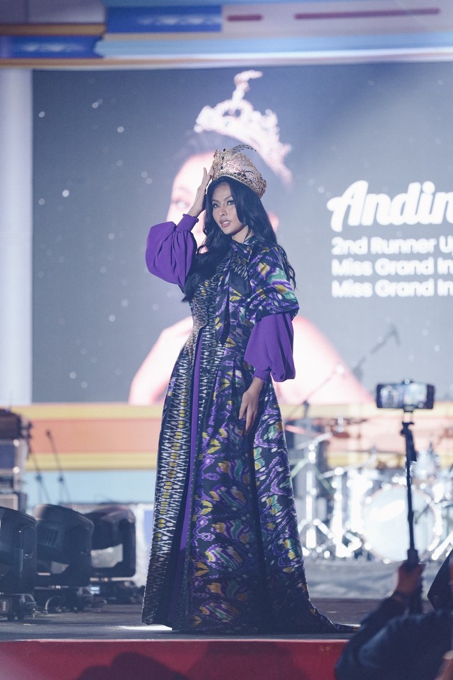 Inilah koleksi busana terbaru Ivan Gunawan yang berkolaborasi dengan salah satu daerah di Sulawesi Tenggara yaitu Kolaka Timur. Ivan menghadirkan busana berhiaskan bunga Anggrek Sorume khas Kolaka. Sorume merupakan satu- satunya anggrek serat yang ada di daratan Sulawesi bahkan indonesia. Foto: Tim Ivan Gunawan.