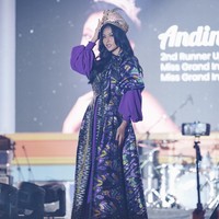 Inilah koleksi busana terbaru Ivan Gunawan yang berkolaborasi dengan salah satu daerah di Sulawesi Tenggara yaitu Kolaka Timur. Ivan menghadirkan busana berhiaskan bunga Anggrek Sorume khas Kolaka. Sorume merupakan satu- satunya anggrek serat yang ada di daratan Sulawesi bahkan indonesia. Foto: Tim Ivan Gunawan.