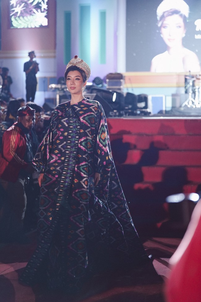 Inilah koleksi busana terbaru Ivan Gunawan yang berkolaborasi dengan salah satu daerah di Sulawesi Tenggara yaitu Kolaka Timur. Ivan menghadirkan busana berhiaskan bunga Anggrek Sorume khas Kolaka. Sorume merupakan satu- satunya anggrek serat yang ada di daratan Sulawesi bahkan indonesia.Foto: Tim Ivan Gunawan.  