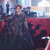 Inilah koleksi busana terbaru Ivan Gunawan yang berkolaborasi dengan salah satu daerah di Sulawesi Tenggara yaitu Kolaka Timur. Ivan menghadirkan busana berhiaskan bunga Anggrek Sorume khas Kolaka. Sorume merupakan satu- satunya anggrek serat yang ada di daratan Sulawesi bahkan indonesia.Foto: Tim Ivan Gunawan.  