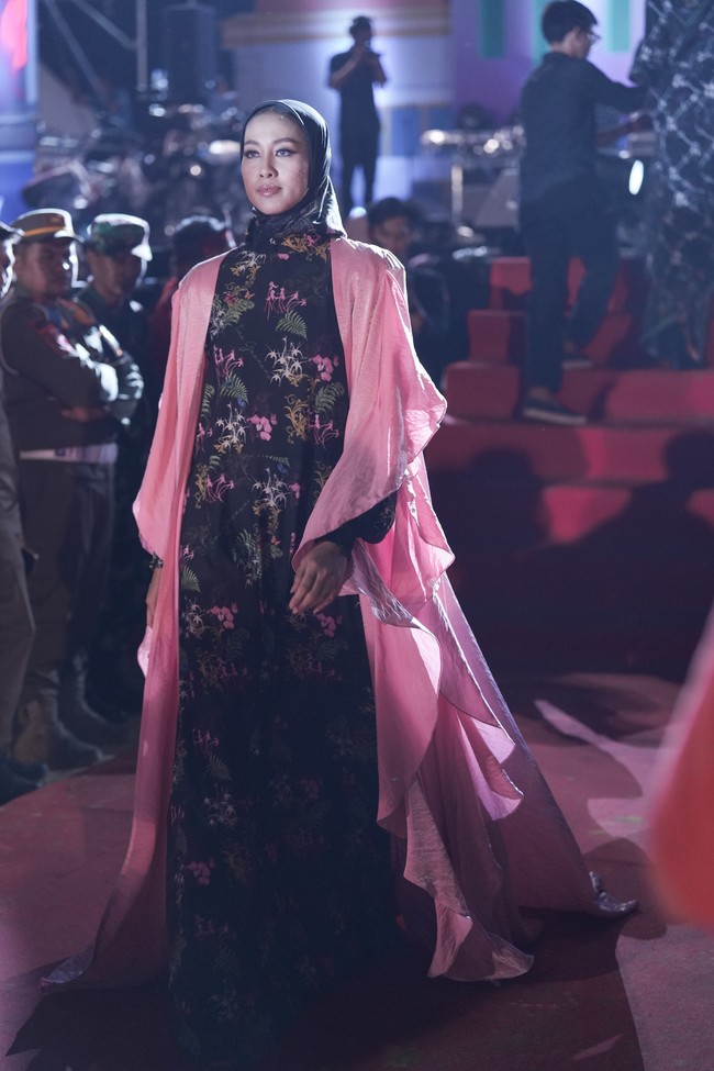 Inilah koleksi busana terbaru Ivan Gunawan yang berkolaborasi dengan salah satu daerah di Sulawesi Tenggara yaitu Kolaka Timur. Ivan menghadirkan busana berhiaskan bunga Anggrek Sorume khas Kolaka. Sorume merupakan satu- satunya anggrek serat yang ada di daratan Sulawesi bahkan indonesia. Foto: Tim Ivan Gunawan.  