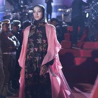 Inilah koleksi busana terbaru Ivan Gunawan yang berkolaborasi dengan salah satu daerah di Sulawesi Tenggara yaitu Kolaka Timur. Ivan menghadirkan busana berhiaskan bunga Anggrek Sorume khas Kolaka. Sorume merupakan satu- satunya anggrek serat yang ada di daratan Sulawesi bahkan indonesia. Foto: Tim Ivan Gunawan.  