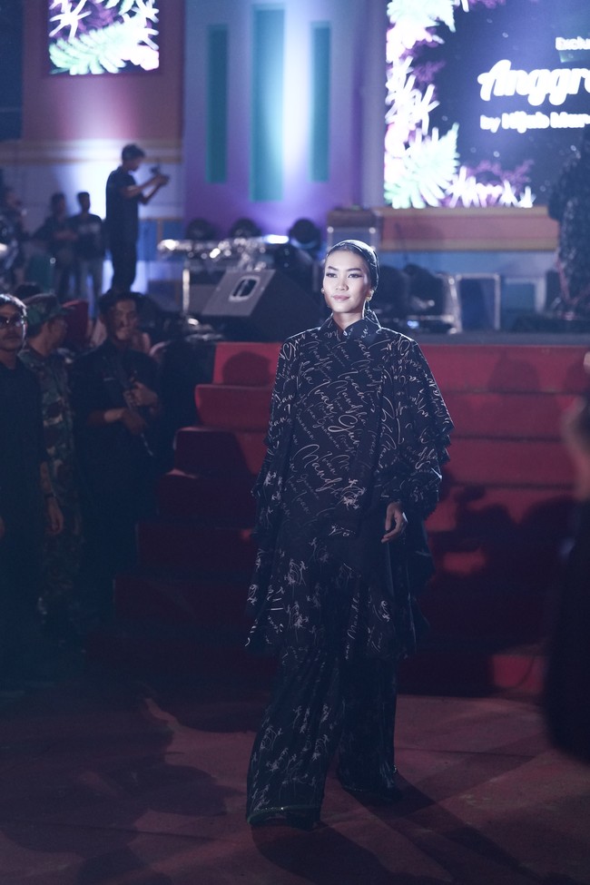 Inilah koleksi busana terbaru Ivan Gunawan yang berkolaborasi dengan salah satu daerah di Sulawesi Tenggara yaitu Kolaka Timur. Ivan menghadirkan busana berhiaskan bunga Anggrek Sorume khas Kolaka. Sorume merupakan satu- satunya anggrek serat yang ada di daratan Sulawesi bahkan indonesia. Foto: Tim Ivan Gunawan.  