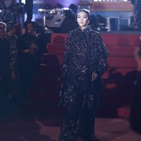 Inilah koleksi busana terbaru Ivan Gunawan yang berkolaborasi dengan salah satu daerah di Sulawesi Tenggara yaitu Kolaka Timur. Ivan menghadirkan busana berhiaskan bunga Anggrek Sorume khas Kolaka. Sorume merupakan satu- satunya anggrek serat yang ada di daratan Sulawesi bahkan indonesia. Foto: Tim Ivan Gunawan.  