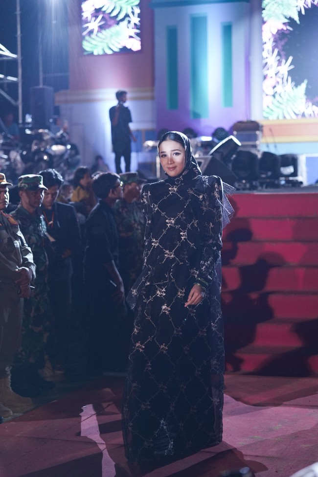 Inilah koleksi busana terbaru Ivan Gunawan yang berkolaborasi dengan salah satu daerah di Sulawesi Tenggara yaitu Kolaka Timur. Ivan menghadirkan busana berhiaskan bunga Anggrek Sorume khas Kolaka. Sorume merupakan satu- satunya anggrek serat yang ada di daratan Sulawesi bahkan indonesia.Foto: Tim Ivan Gunawan.  