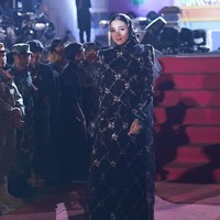 Inilah koleksi busana terbaru Ivan Gunawan yang berkolaborasi dengan salah satu daerah di Sulawesi Tenggara yaitu Kolaka Timur. Ivan menghadirkan busana berhiaskan bunga Anggrek Sorume khas Kolaka. Sorume merupakan satu- satunya anggrek serat yang ada di daratan Sulawesi bahkan indonesia.Foto: Tim Ivan Gunawan.  