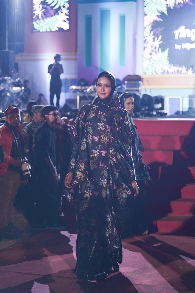 Inilah koleksi busana terbaru Ivan Gunawan yang berkolaborasi dengan salah satu daerah di Sulawesi Tenggara yaitu Kolaka Timur. Ivan menghadirkan busana berhiaskan bunga Anggrek Sorume khas Kolaka. Sorume merupakan satu- satunya anggrek serat yang ada di daratan Sulawesi bahkan indonesia. Foto: Tim Ivan Gunawan.  