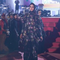 Inilah koleksi busana terbaru Ivan Gunawan yang berkolaborasi dengan salah satu daerah di Sulawesi Tenggara yaitu Kolaka Timur. Ivan menghadirkan busana berhiaskan bunga Anggrek Sorume khas Kolaka. Sorume merupakan satu- satunya anggrek serat yang ada di daratan Sulawesi bahkan indonesia. Foto: Tim Ivan Gunawan.  