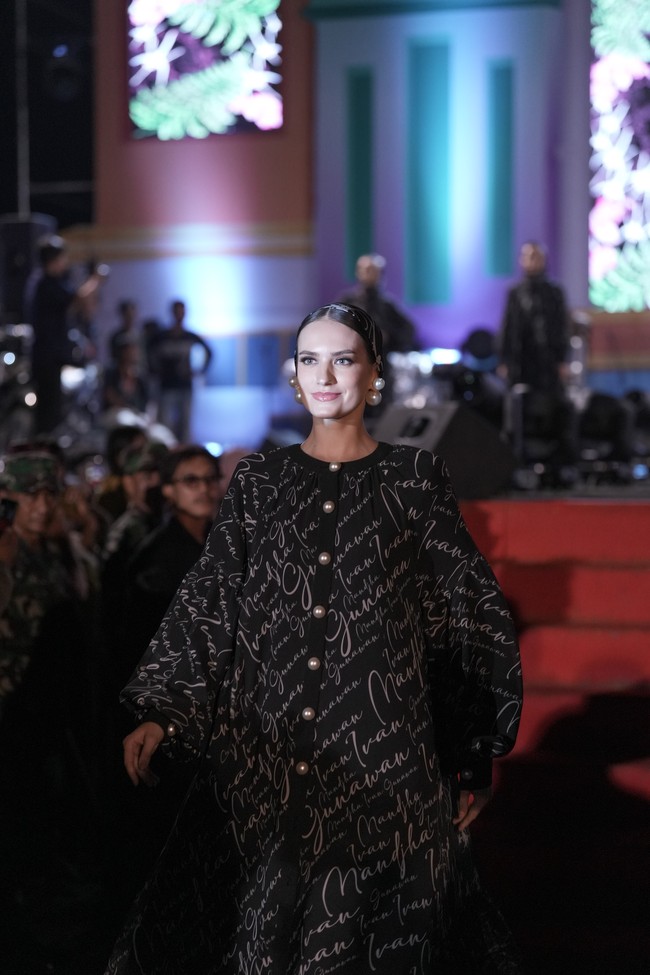 Inilah koleksi busana terbaru Ivan Gunawan yang berkolaborasi dengan salah satu daerah di Sulawesi Tenggara yaitu Kolaka Timur. Ivan menghadirkan busana berhiaskan bunga Anggrek Sorume khas Kolaka. Sorume merupakan satu- satunya anggrek serat yang ada di daratan Sulawesi bahkan indonesia. Foto: Tim Ivan Gunawan.  