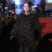 Inilah koleksi busana terbaru Ivan Gunawan yang berkolaborasi dengan salah satu daerah di Sulawesi Tenggara yaitu Kolaka Timur. Ivan menghadirkan busana berhiaskan bunga Anggrek Sorume khas Kolaka. Sorume merupakan satu- satunya anggrek serat yang ada di daratan Sulawesi bahkan indonesia. Foto: Tim Ivan Gunawan.  