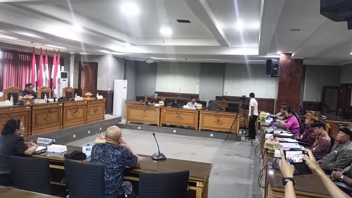 Komisi IV DPRD Kabupaten Karangasem saat melakukan rapat kerja dengan Disdikpora Karangasem terkait perekrutan PPPK yang berlangsung di ruang rapat DPRD Kabupaten Karangasem Senin (22/5/2023) (foto: I Wayan Selamat Juniasa)