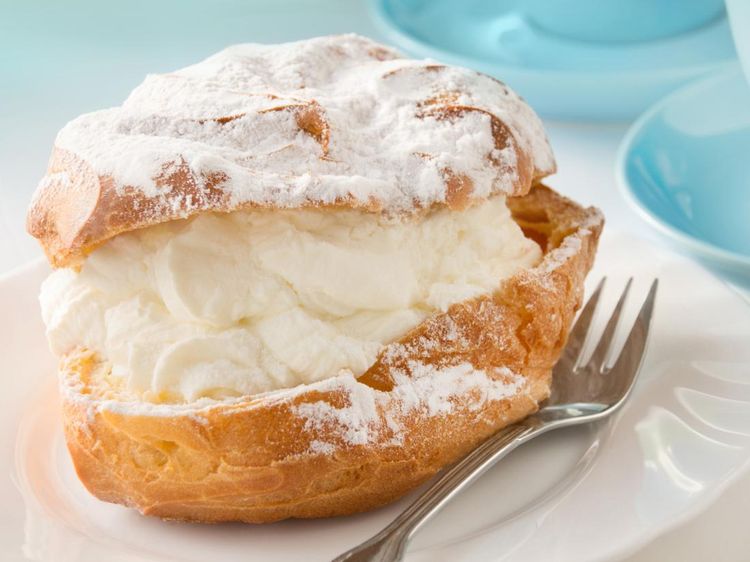 20 Kue Soes yang Isiannya Creamy Lumer Ada di Sini!