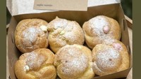 DChoux merupakan toko kue soes berbasis online yang berada di kawasan Bekasi. Kue soes yang ditawarkan bertekstur kering di luar dengan isian yang creamy, seperti vanila, stroberi, hingga matcha. Foto: Google Review