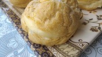 Toko kue soes ini berlokasi di Kemang, Bekasi. Namanya Kue Shoes Fahmum Sari yang menawarkan varian soes klasik dengan krim vanila. Selain soes basah, toko ini juga menawarkan soes kering. Foto: Google Review
