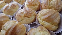 Queen Soes juga bisa menjadi pilihan untuk menikmati kue soes yang enak. Salah satu tokonya berada di Muara Karang, Jakarta Utara. Harga soes ini dibanderol Rp 52.000 per boks isi 10 buah. Foto: Google Review