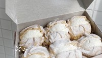 Sapporo Soes, toko kue soes yang berlokasi di Bandung ini cukup terkenal. Hanya tersedia dua varian yaitu vanila dan cokelat dengan harga sekitar Rp 60 ribuan per paket. Isinya sangat penuh hingga menyembul. Foto: Instagram @sapporo.soes 