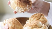 Soes Deliz, toko kue soes yang viral di Bekasi. Kue soes ini viral karena isiannya yang lumer dengan bagian luarnya renyah. Harga per paket kue soes ini dibanderol mulai dari Rp 45.000 per 5 buah. Foto: Instagram @soesdeliz_bekasi