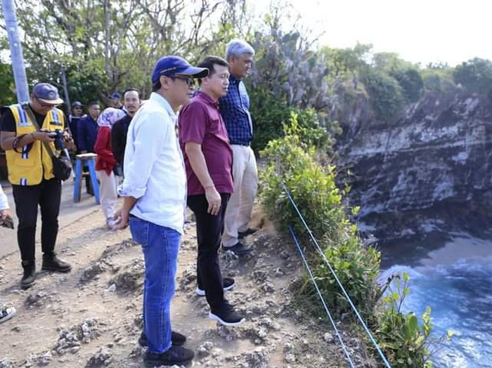 Bupati Klungkung I Nyoman Suwirta bersama jajaran Kementerian PPN/Bappenas pun meninjau beberapa lokasi di kawasan Nusa Penida, Minggu (21/5/2023).