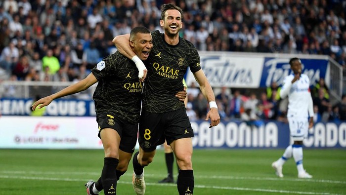 TOPSHOT - Paris Saint-Germains French forward Kylian Mbappe (L) celebrates after scoring his teams first goal with Paris Saint-Germains Spanish midfielder Fabian Ruiz during the French L1 football match between AJ Auxerre and Paris Saint-Germain (PSG) at Stade de lAbbe-Deschamps in Auxerre, central France, on May 21, 2023. (Photo by JULIEN DE ROSA / AFP) (Photo by JULIEN DE ROSA/AFP via Getty Images)