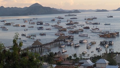 Suasana perairan Labuan Bajo pada senja hari yang dipenuhi kapal pinishi (Ambrosius Ardin/detikBali)
