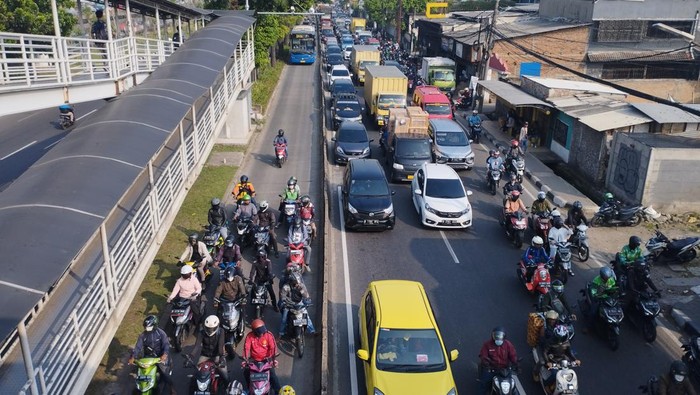 Lalin di Daan Mogot Jakbar Macet, Motor Terobos Jalur TransJakarta