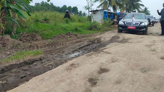 Presiden Joko Widodo melakukan peninjauan jalan rusak ruas Kota Gajah - Simpang Randu. Foto: Tommy Saputra/detiksumbagsel