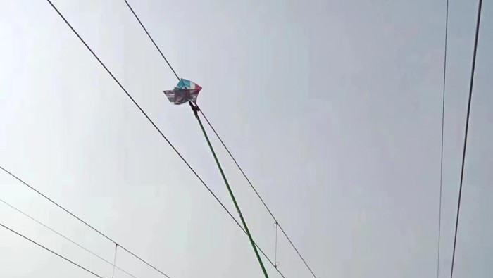 Layang-layang nyangkut di kabel kereta cepat Jakarta Bandung