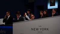 Codex, atau istilah untuk manuskrip kuno dalam bentuk buku, bernama Sassoon yang merupakan Alkitab Ibrani bersampul kulit itu dibeli oleh mantan duta besar Amerika Serikat untuk Rumania, Alfred Moses. Getty Images/Alexi Rosenfeld  