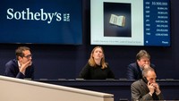 Dia membelinya atas nama American Friends of ANU dan menyumbangkannya ke Museum Orang Yahudi ANU di Tel Aviv, di mana Alkitab itu akan bergabung dengan koleksi lainnya, kata Sothebys, organisasi penyelenggara lelang itu, Rabu (17/5/2023). Naskah tersebut dipamerkan di Museum ANU pada bulan Maret sebagai bagian dari tur dunia sebelum pelelangan. Angela Weiss/AFP/Getty Images