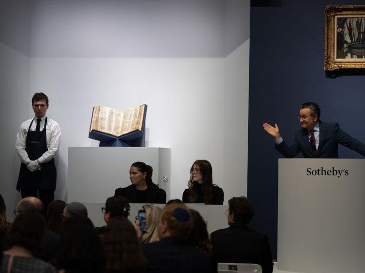 Lelang Alkitab Tertua di Dunia, Terjual Rp 567 Miliar