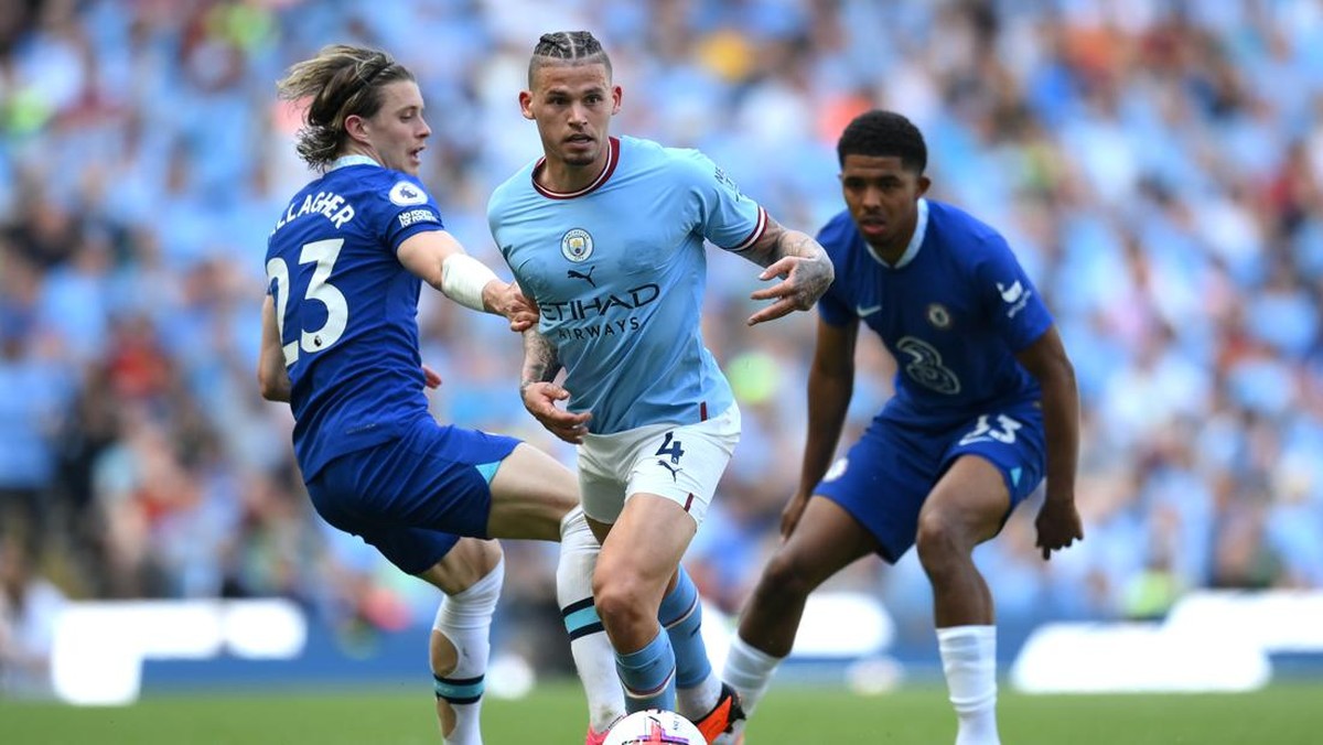 Aksi Kalvin Phillips saat diapit dua pemain Chelsea. (Foto: Getty Images/Shaun Botterill)