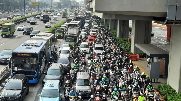 Macet di Jalan Gatsu pada Senin (22/5)